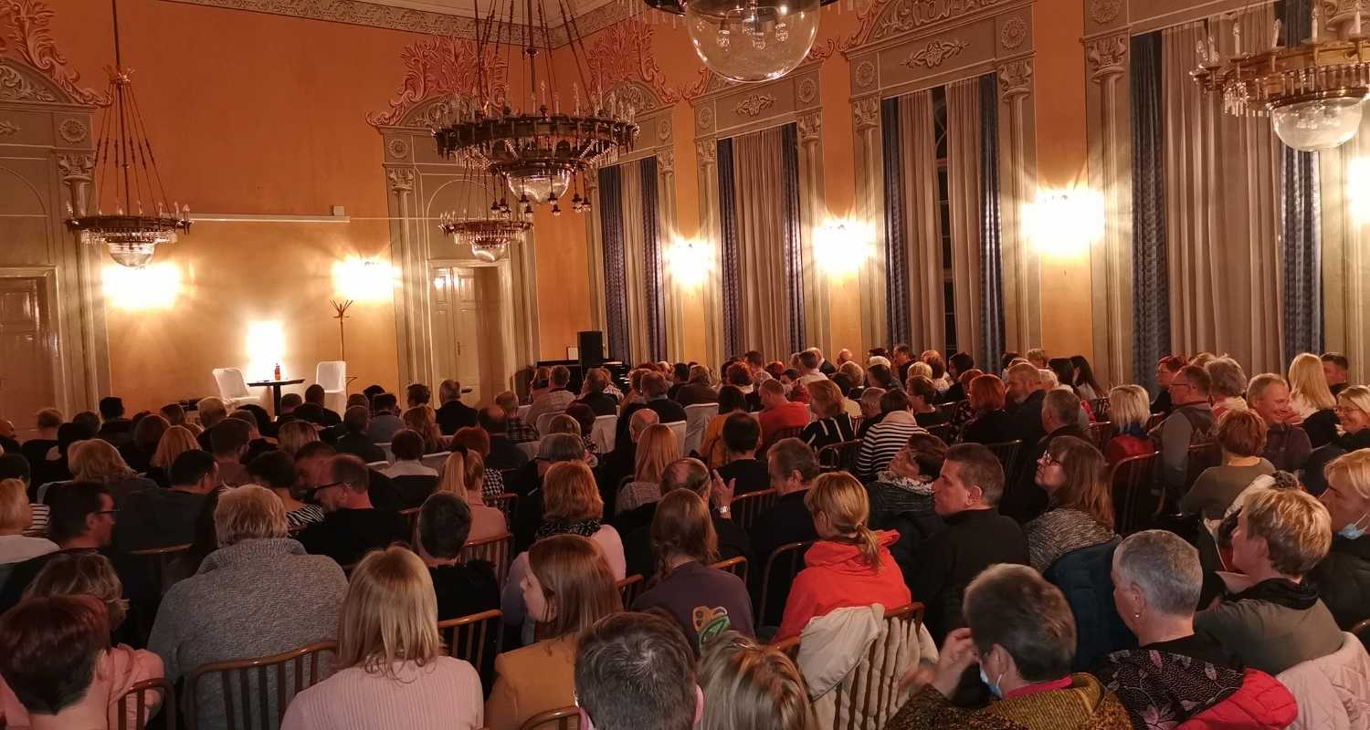 Občinstvo in oder med gledališkim večerom