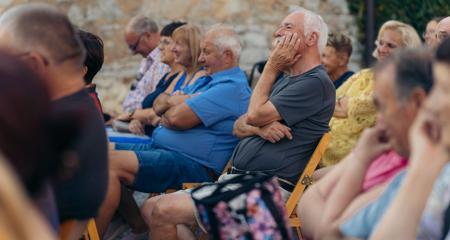 Kako izbrati dobro komedijo – nasmejano občinstvo med ogledom gledališke komedije