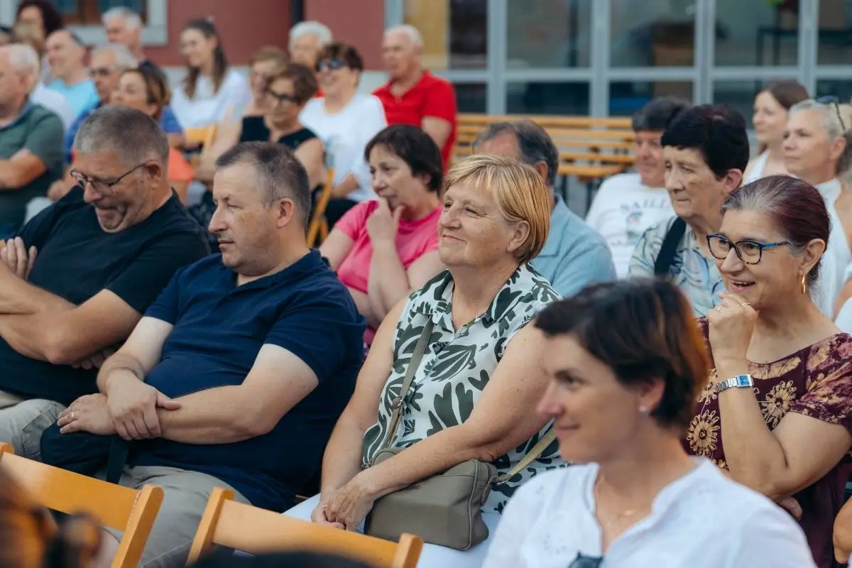 Nasmejano občinstvo med predstavo Živela Slovenka v Dutovljah