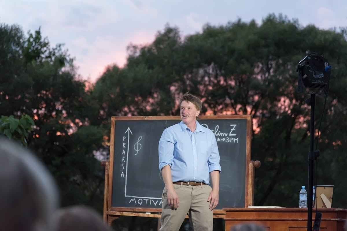 Uroš Kuzman med predstavo Profesor Kuzman mlajši