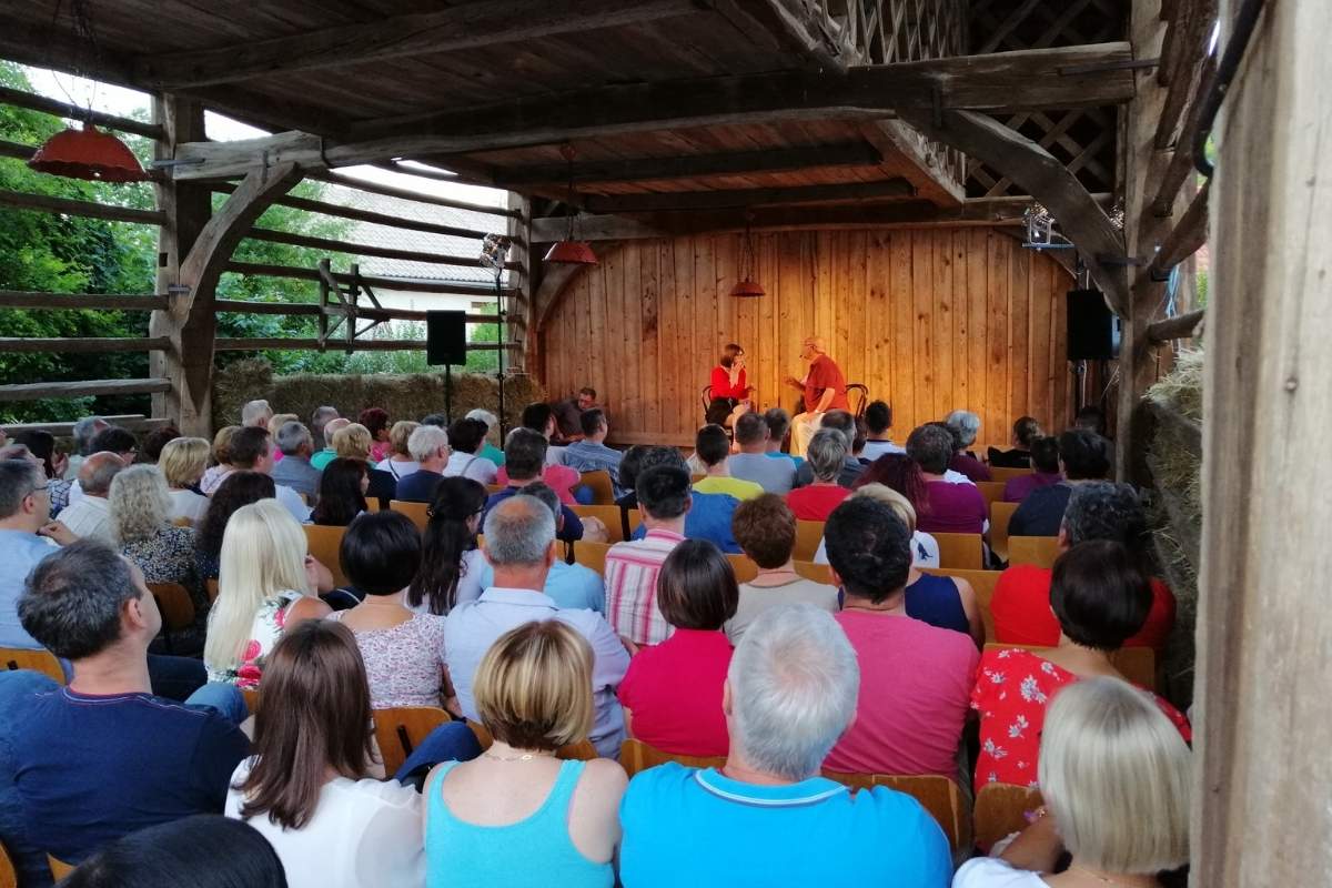 Predstava Razočarana gospodinja pri seksologu na lesenem podeželskem prizorišču