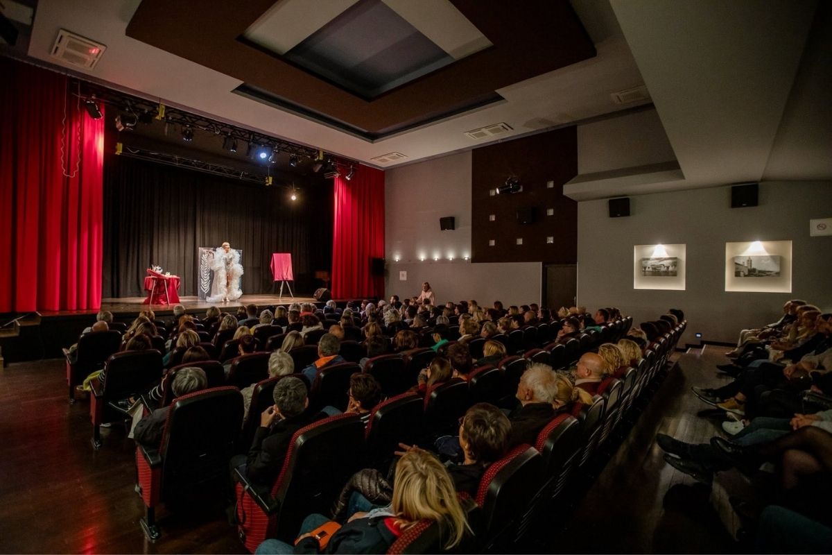 Salome med nastopom pred polno gledališko dvorano
