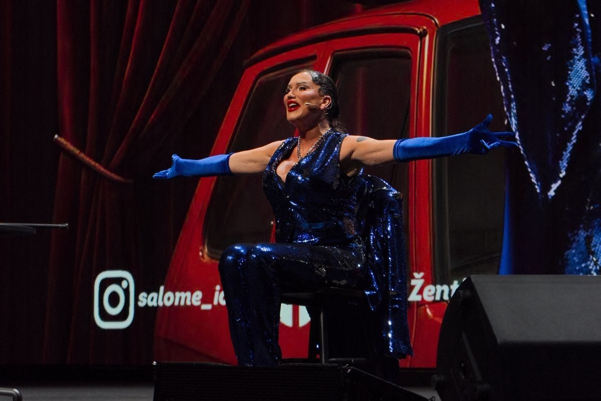 Salome med nastopom v avtorskem stand-up kabaretu Slovenka.